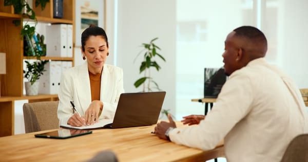 Como fazer um briefing de design de interiores: designer entrevistando cliente